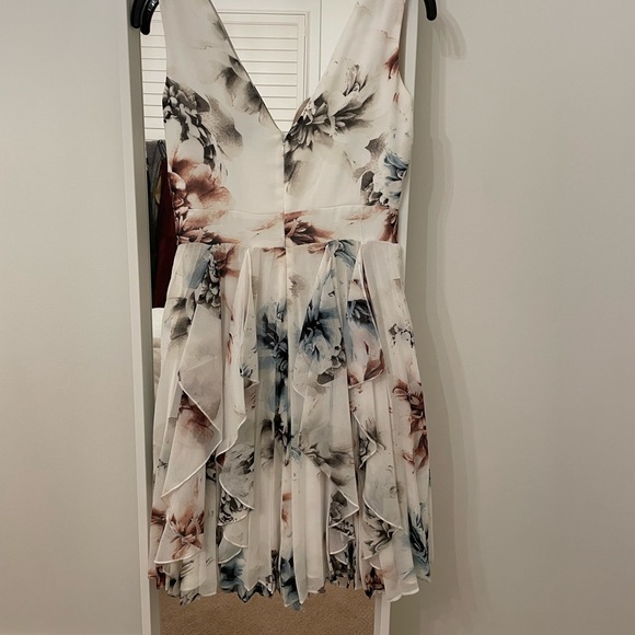Le Chateau Floral Dress - Picture 3 of 4